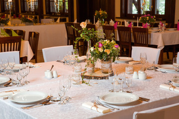 Fototapeta na wymiar Pięknie udekorowany i nakryty stół przygotowany dla gości