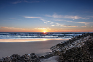 Sol ocultandose por el horizomte en las playas de Cadiz