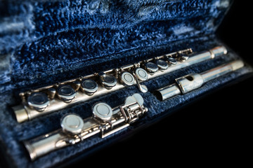 Obraz premium Transverse flute disassembled in its case