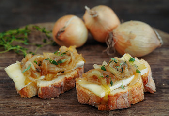 Caramelized onion with brie