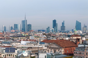 Fototapeta premium Panoramiczny widok na dzielnicę biznesową Mediolanu z tarasu widokowego Duomo di Milano.