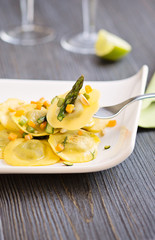 Piatto di ravioli con verdure. Cucina italiana