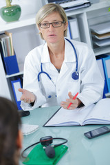 female doctor giving a consultation to a patient anosis