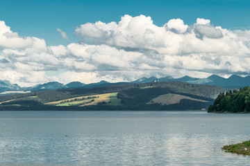 Obraz premium Orava reservoir with mountains in the background