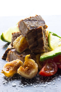 Thunfisch mit Tomaten, Feigen und Avocados