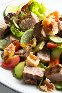 Salat von Thunfisch und Avocados mit Tomaten