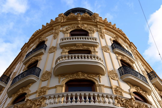Wundervolle Fassade im Zentrum Valencias vor strahlend blauem Himmel mit W&ouml;lkchen