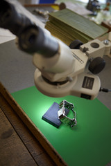 Armbanduhr unter Mikroskop