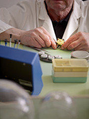 Uhrmacher Arbeitsplatz, Uhr in Reparatur 