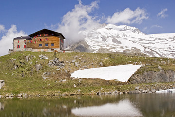 Fototapeta na wymiar Das Pfitscherjochhaus mit idyllischem Bergsee