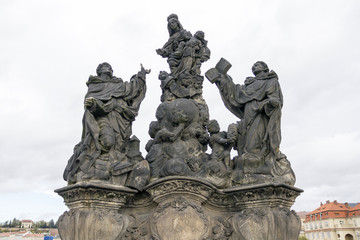 Obraz premium Statues on the Charles Bridge in Prague