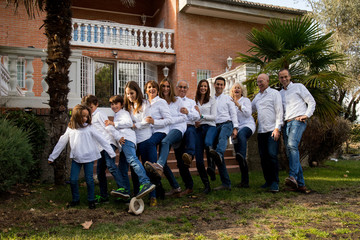 Obraz premium Whole family celebrating a party