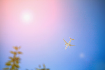 Fototapeta premium Samolot lecący z niebieskim niebem