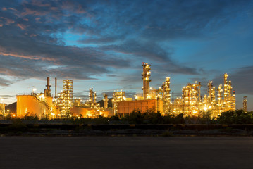 Naklejka premium Oil Refinery factory at twilight