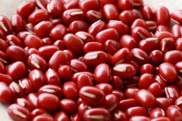 煮る前の小豆がたくさん