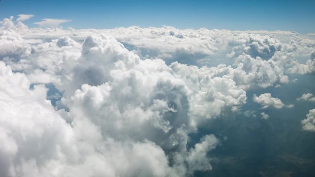 Flug &uuml;ber Mitteleuropa aerial bei blauen Himmel und leichter Bew&ouml;lkung