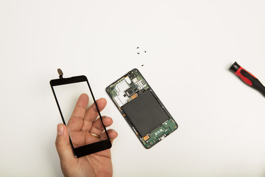 Man removing the screen of a smartphone
