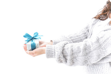 プレゼントを持つ女性