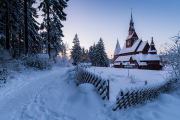 Stabkirche in Hahnenklee bedeckt mit Schnee an einem Tag im Winter