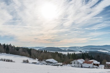 Fototapeta na wymiar Schnee bedeckte Landschaft im Bayerischen Wald mit Blick auf die Alpen, Bayern, Deutschland 
