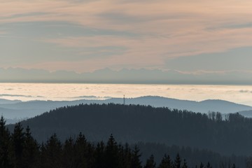 Obraz na płótnie Canvas Schnee bedeckte Landschaft im Bayerischen Wald mit Blick auf die Alpen, Bayern, Deutschland