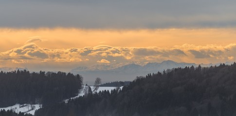Blick auf das schneebedeckte Grafenau im Bayerischen Wald mit Blick auf die Alpen, Bayern, Deutschland