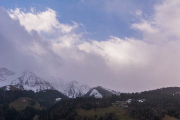 Fototapeta na wymiar Berglandschaft mit Schnee am morgen mit Wolken