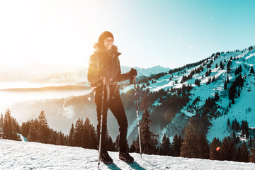 Junge Frau geht im Winter wandern bei Schnee