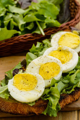 Uovo sodo su insalata e fetta di pane