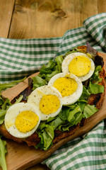 Uovo sodo su insalata