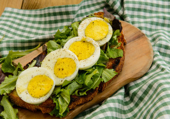 Uovo sodo su insalata