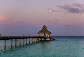 Bootssteg im Mondlicht auf den Malediven