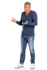 Mann 40 plus gestikulierend