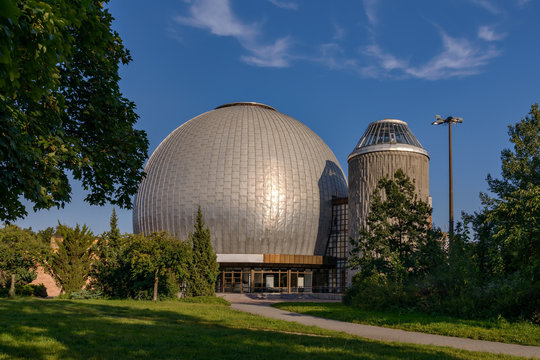 Ein Tempel f&uuml;r Sternenfreunde: Das Zeiss-Gro&szlig;planetarium in Berlin-Prenzlauer Berg