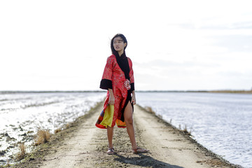 Mujer joven oriental cerca del mar