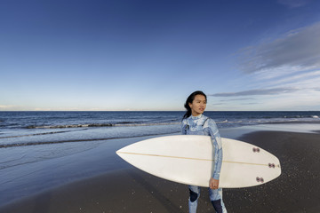 Mujer joven oriental cerca del mar