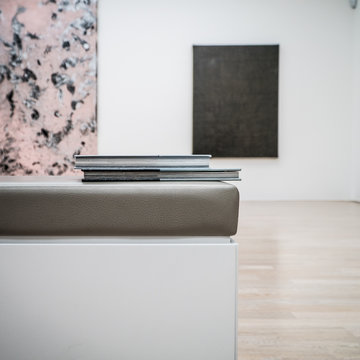 Books on a seat in a museum of arts or an art gallery in Munich // B&uuml;cher auf einem Sitz in einer Kunstausstellung oder Kunst Galerie in M&uuml;nchen