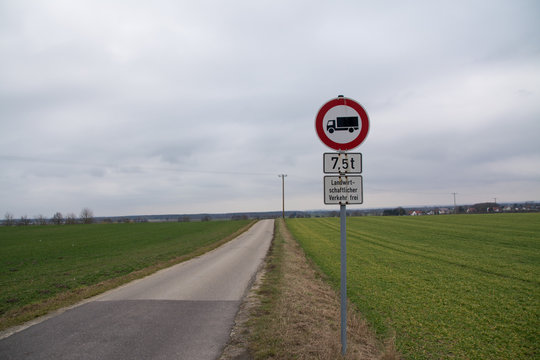 Durchfahrt verboten auf dem Feldweg