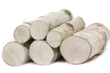 Birkenholz, Stapel auf weißem Hintergrund