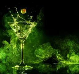 Fotobehang martini cocktail spatten en groene rook op zwarte achtergrond © popout