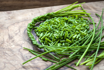 Geschnittener frischer Schnittlauch auf Holzbrett, Textfreiraum