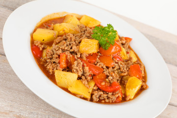 Eintopf mit Hackfleisch und Gemüse