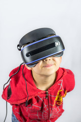 Junge trägt Virtual Reality Datenbrille