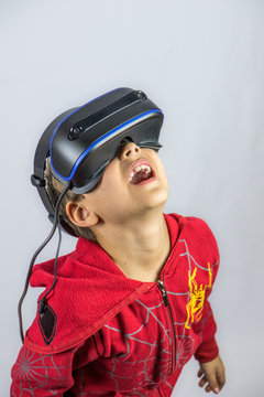 Junge schaut staunend nach oben mit Virtual Reality Datenbrille