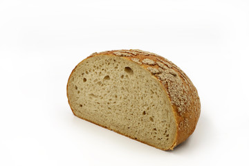 Halbiertes, aufgeschnittenes Brot isoliert auf weiß