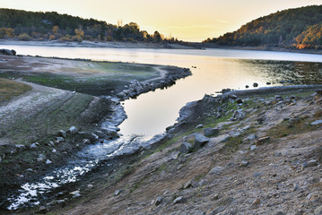 Sequia en el pantano de Beleña. Guadalajara