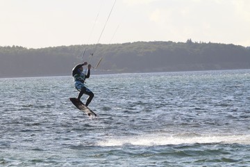 Kitesurfer im Sprung, kitesurf, kiteboarding