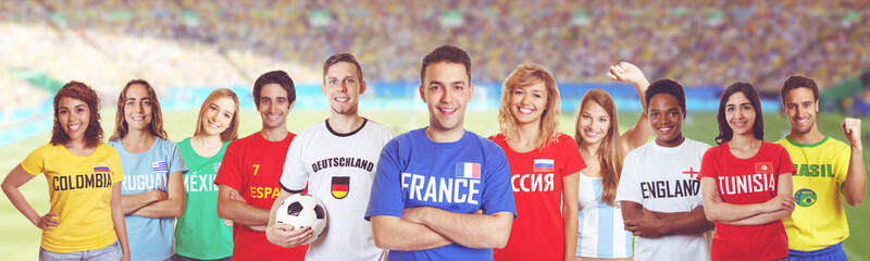 Französischer Fussball Fan im Stadion mit Gruppe internationaler Fans 