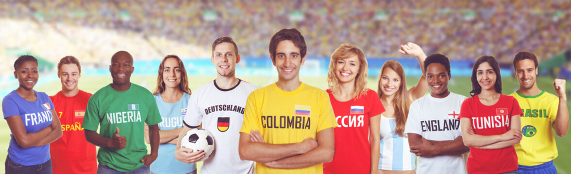 Kolumbianischer Fussball Fan im Stadion mit Gruppe internationaler Fans 