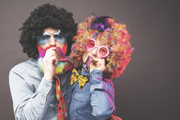 Fröhliches Pärchen feiert Fasching